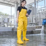 Ủng bảo hộ lội nước thân liền chống thấm cao su tự nhiên màu vàng chống trượt trên người mẫu Việt Nam