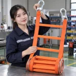 Thang cuốn thoát hiểm móc thép bản rộng cáp thép bọc nhựa màu cam cho văn phòng trên người mẫu Việt Nam