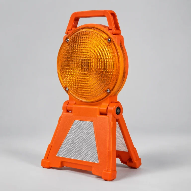 Đèn cảnh báo công trường xếp gọn nhựa PE dẻo màu cam phản quang khoanh vùng thi công trên người mẫu Việt Nam