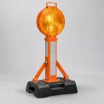 Đèn cảnh báo công trường đế nặng chống lật thép sơn tĩnh điện màu cam phản quang khoanh vùng thi công trên người mẫu Việt Nam
